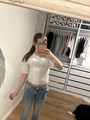 Gina tricot Vit  t-shirt  - Vit T-shirt från Gina tricot, har ett litet hål i sidan som lätt går att sy igen (se bild 4) i övrigt inga defekter och bra skick. Storlek XXS😊