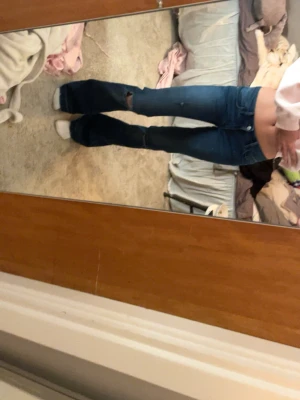 Mörkblåa bootcut jeans med låg midja från märket Salsa jeans. 25/32 - Mörkblåa bootcut jeans med låg midja från märket Salsa jeans. 25/32. Har gjort egna hål. Använda 1 gång pågrund av för liten storlek. 