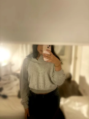 Cropped grey sweatshirt - Cropped grey sweatshirt made of a soft, comfortable material. In great condition, worn only a few times with No visible flaws. Perfect for casual wear or layering.