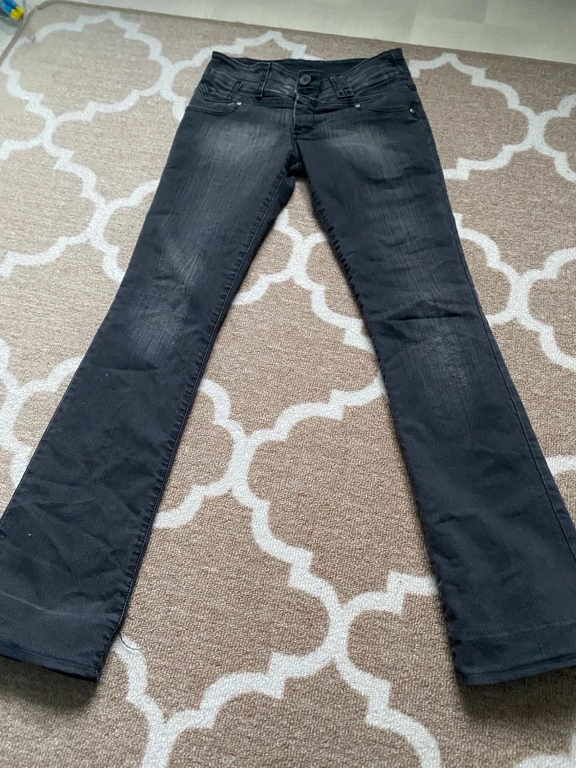 Svarta bootcut jeans från WST Jeans
