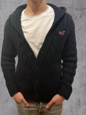 Hollister stickad cardigan - Hollister cardigan Archive  Storlek M 10/10 skick- inga defekter  Pris går att förhandla 🤝 Hör av er vid frågor eller fler bilder:)
