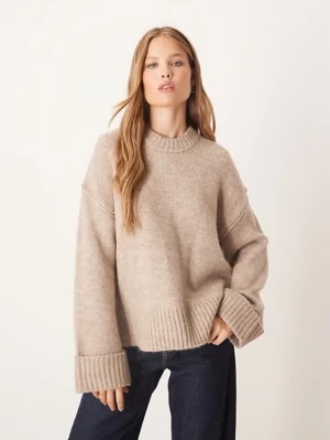 Beige stickad tröja - Beige stickad tröja🤍  Mjuk och stilren stickad tröja i en ljusbeige nyans. Oversized passform med rund hals, breda ribbade muddar och något längre ärmar – perfekt för en avslappnad men chic look. Lätt att matcha med jeans, kostymbyxor eller kjol. Använd fåtal gånger och i mycket fint skick.  Färg: Beige / sand Skick: Mycket bra Djur- & rökfritt hem  Skicka gärna meddelande vid frågor eller om du vill ha fler bilder💕