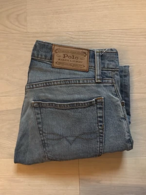 Vintage Polo Ralph Lauren Sullivan slim - Snygga ljusblå jeans från Polo Ralph Lauren, modell The Sullivan slim. Killen på bilden är c.a 180cm och sitter näst intill perfekt. Jeansen har storleken W30   L30. Hör av er vid minsta fundering!
