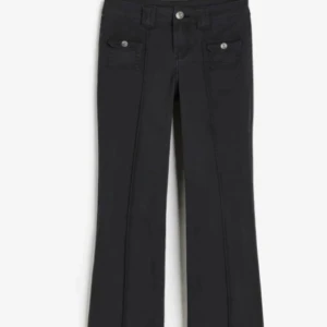 Svarta jeans från hm - Säljer dessa jättesnygga och populära jeans ifrån hm storlek 40. Helt slutsålda. sverige.de har blivit för stora. Använd få gånger och är i bra skick. Dom är upp sprätta där nere