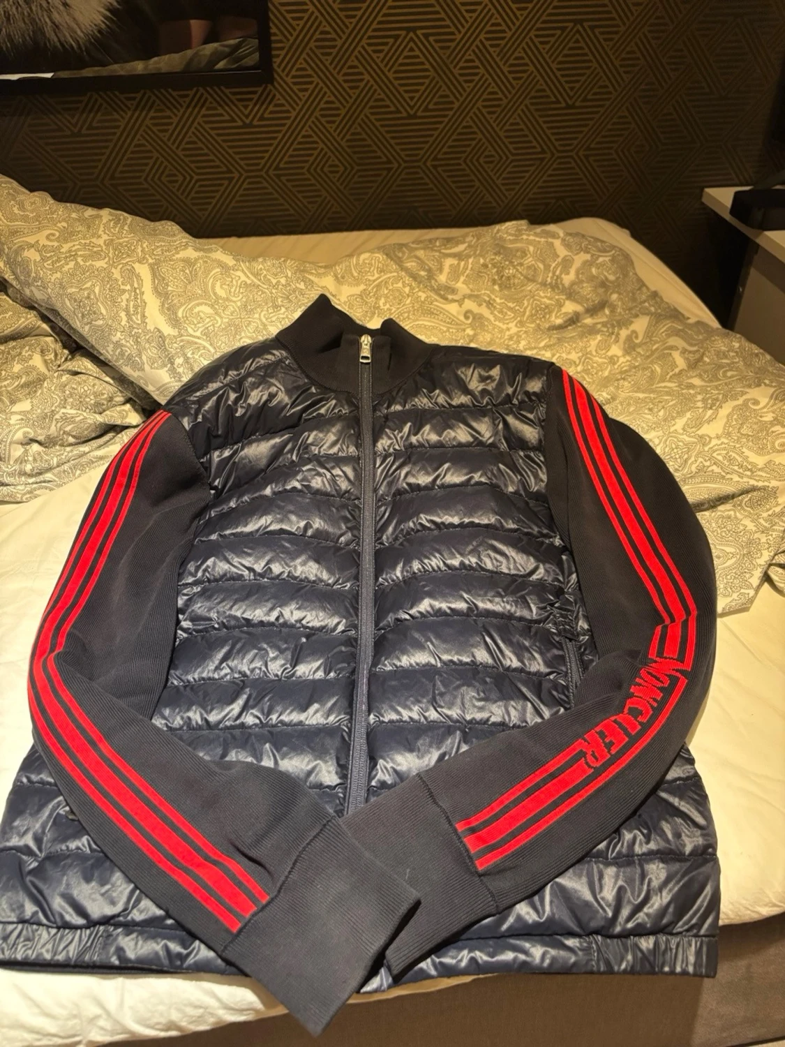 Moncler pufferjacka med röda ränder