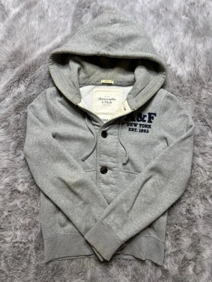Abercombrie&Fitch Hoodie - Säljer denna sällsynta och mycket eftertraktade Abercrombie & Fitch hoodie | Storlek S | Mycket bra | Vid eventuella frågor hör gärna av dig och erbjuder bra pris vid köp av bundle 😁✅