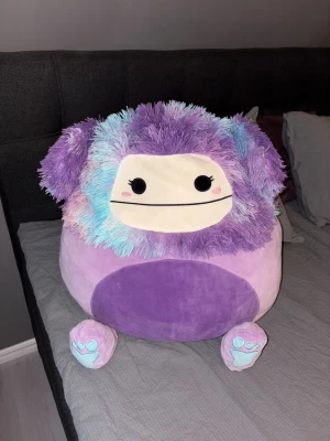 Squishmallow Eden Bigfoot - Squishmallow Eden Bigfoot💜 Perfekt för samlare eller som mysigt gosedjur! 	•	Storlek: 50 cm 	•	Skick: mycket fint, minimala tecken på användning 	•	Har endast stått i fönsterkarmen 	•	Alla tags/lappar är tyvärr inte kvar  ✨ Pris: 300kr ✨ Mjuk, squishig och redo för ett nytt hem! 💜