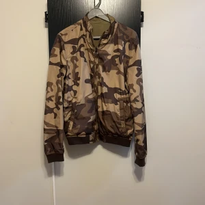 Woolrich Windbreaker - Säljer denna trendiga Woolrich windbreaker storlek S i mycket bra skick.