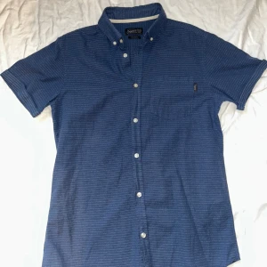 Blå skjorta Jack & Jones - Snygg blå skjorta/piqe från Jack & Jones. Tröjan har ett snyggt unikt mönster. Tröjan är i väldigt bra skick! 