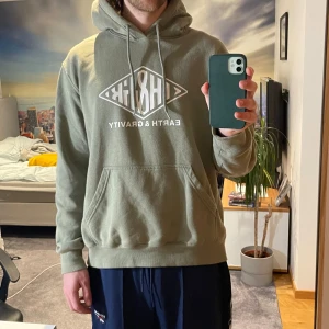 Olivgrön hoodie från H&M L.O.G.G. - Olivgrön hoodie från H&M L.O.G.G. med vit tryck. Storlek M