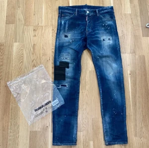 Dsquared jeans - Hej! Säljer ett par Dsquared jeans i fint skick 8,5/10 Storlek 50 motsvarande M fräscha hör av er för mer info // 