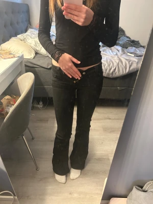  CHEAP MONDAY jeans - Storlek 23/30, säljer då jag köpte fel storlek. Aldrig använda men tyvärr ingen prislapp kvar. Perfekt i längd på mig (ca 165)