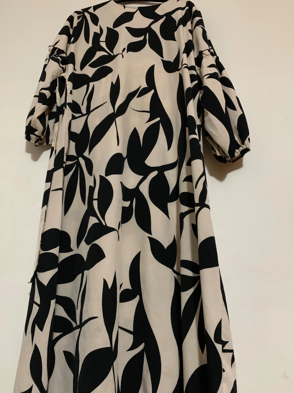 Beige långklänning med svart mönster