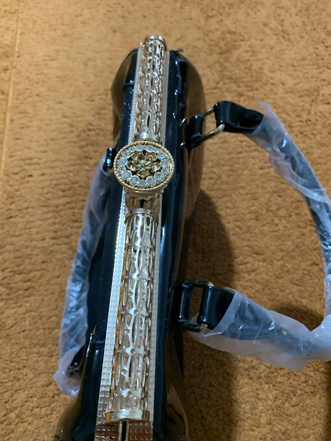 Svart glittrig handväska med gulddetaljer - 3