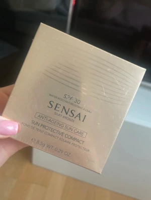 Sensai Sun Protective Compact SC02 - Sensai Sun Protective Compact SPF 30 i färgen SC02 Natural. Kompakt foundation med anti-ageing egenskaper och silkeslen finish. Perfekt för att jämna ut hudtonen och ge ett naturligt resultat. Kommer i en lyxig beige förpackning, 8,5g.