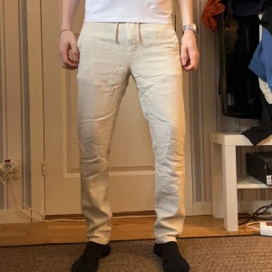 Beiga linnebyxor från Solid med snörning - Snygga beiga linnebyxor från Solid med en passform som är slim fit /regular. Jeansen passar perfekt för stlhm stil och grisch! 
