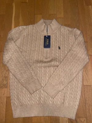 Ralph Lauren polo quarter zip tröja - En helt ny oanvänd med lappar, perfekt skick, perfekt nu för att hålla sig varm under vintern men ändå stylig! Storlek M