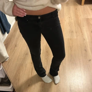 Svarta lågmidjade jeans  - Svarta jeans från only. Storlek 164 men passar även som en xs