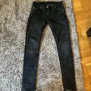 Tiger of Sweden jeans - Svarta jeans från Tiger of Sweden med få slitningar framtill.W29 L32 Topp skick och några få slitningar.Hör av dig om minst fundering🤗