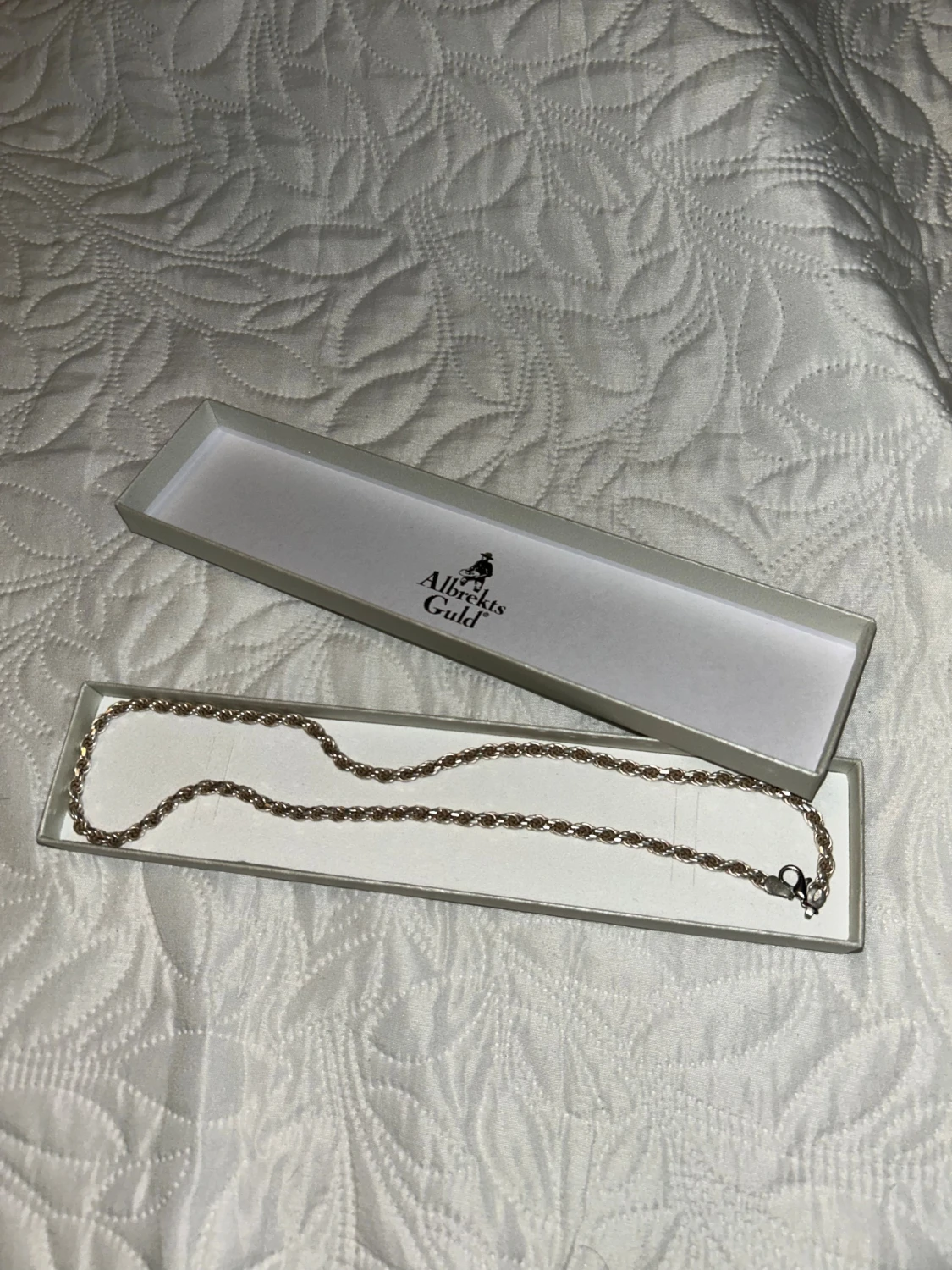 Silverfärgat halsband från Albrekts Guld