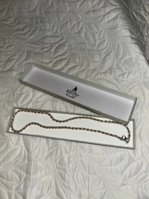 Silverfärgat halsband från Albrekts Guld - Snyggt halsband i silverfärg med tvinnad kedja från Albrekts Guld. Kedjan har ett klassiskt och stilrent utseende med en robust karbinlås. Perfekt för dig som vill ha en enkel men ändå cool detalj till din outfit.    ( pris kan diskuteras )