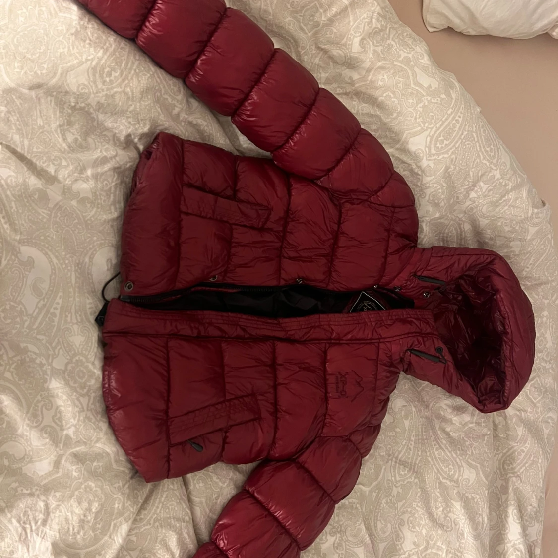 Vinröd pufferjacka med huva från Superdry - 2