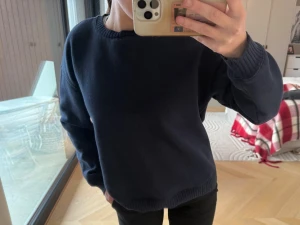 Marinblå sweatshirt  - Marinblå super skön sweatshirt, köpt för längesen, ungefär storlek S passar bra som XS även, ingen lapp så vet ej vart den är ifrån 
