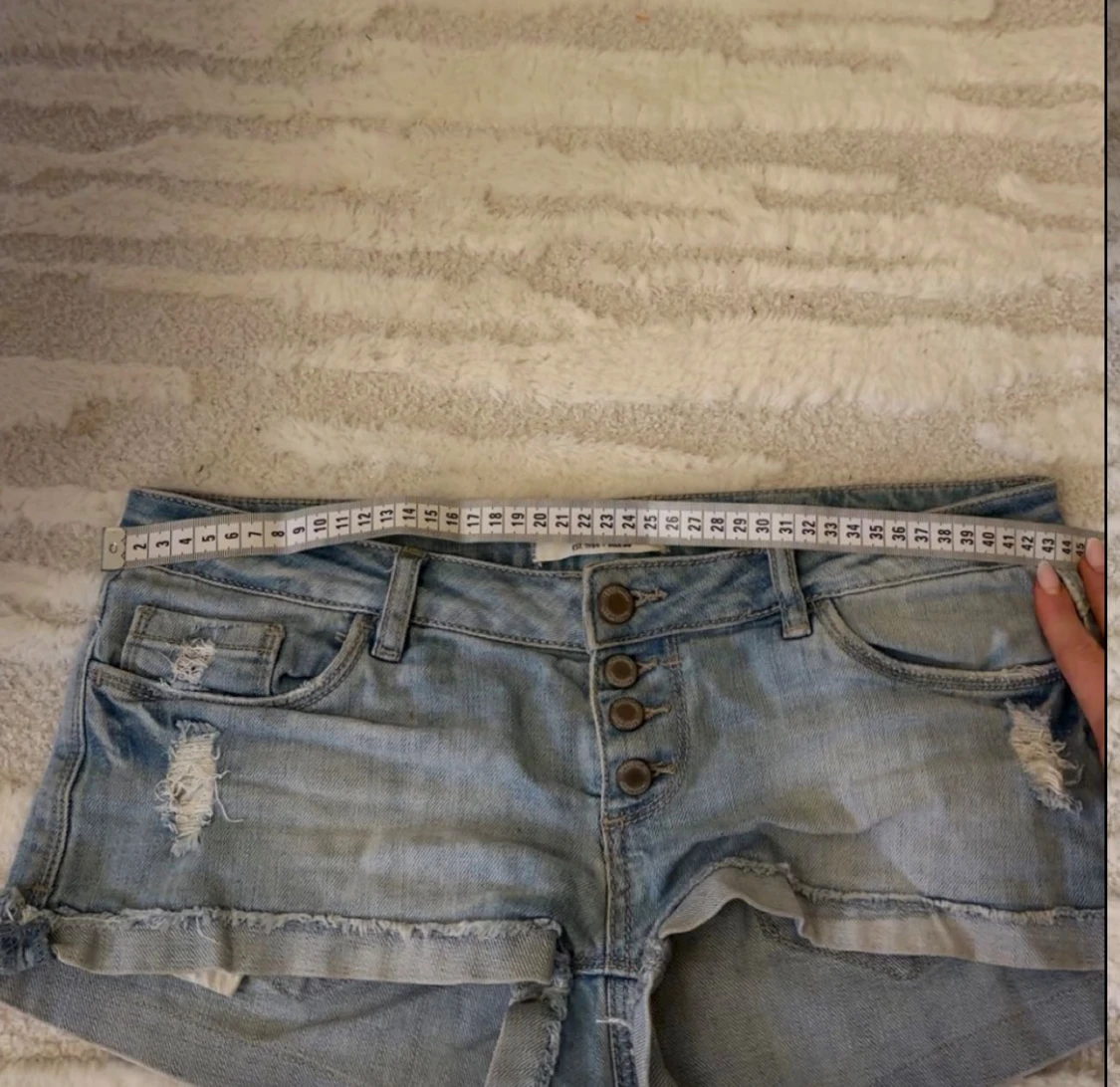 Ljusblå denimshorts med knappar - 5