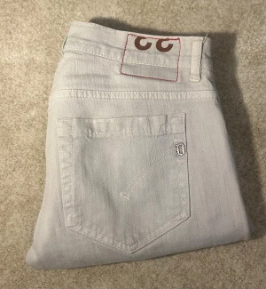 Dondup George jeans - Unika ljus gråa jeans från dondup i modellen George extremt bra skick nästintill nya endast använda fåtal gånger. Priset går att diskutera hör av er vid minsta fråga !🤩