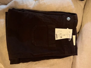 Bruna manchesterbyxor wide high waist - Säljer ett par bruna manchesterbyxor från Gina i storlek 36. Modell front pocket cord jeans. Nya med prislapp💗