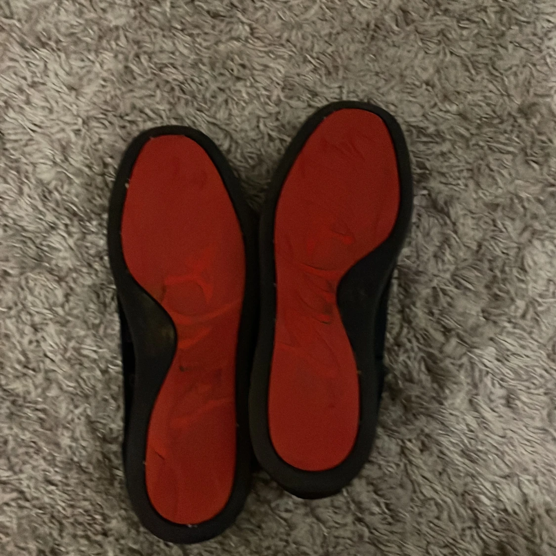 Marinblåa sneakers med röd sula - 3