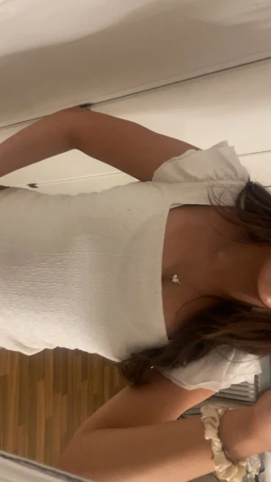 Vit croppad blus med volangärm - Säljer en vit croppad blus med fyrkantig ringning och korta volangärmar. 