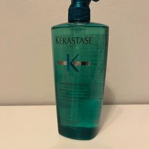 Kérastase Resistance Bain Extentioniste - Kérastase Resistance Bain Extentioniste är ett längdförstärkande schampo med kreatin och taurin. Kommer i en snygg turkos plastflaska med pump, 500 ml. Perfekt för dig som vill boosta hårets längd och styrka. Fransk lyx för håret!