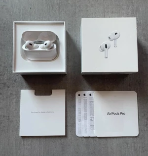 AirPods Pro 2 - Apple AirPods Pro 2 i nytt skick, komplett med originalförpackning och tillbehör. Trådlösa hörlurar med aktiv brusreducering och laddningsetui. Inga synliga repor eller skador, ser ut som nya. Perfekt för musik, samtal och träning.