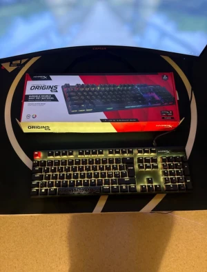 HyperX Alloy Origins PBT - HyperX Alloy Origins PBT är ett mekaniskt tangentbord med RGB-belysning och hållbara double shot PBT-tangenter. Kompatibel med PC, PS5, PS4, Xbox Series X|S och Xbox One. Tangentbordet ser ut att vara i mycket gott skick utan synligt slitage eller defekter. Perfekt för gaming och produktivitet.