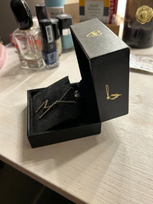 Maria Nilsdotter halsband - Säljer mitt så snygga Maria Nilsdotter halsband med M bokstav, köpt för cirka 1,5 år sen men inte använt senaste halvåret, längd 40 i kedjan