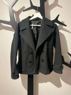 Svart kappa design by si - Svart kappa från design by si i bra skick 