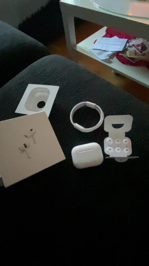 AirPods Pro Gen 2 - Säljer ett par AirPods Pro med originalförpackning, laddningskabel och extra öronkuddar. Skick: mycket bra, inga synliga repor eller skador. Laddningsfodralet fungerar och lyser grönt. Perfekt för trådlös musik och samtal med aktiv brusreducering.