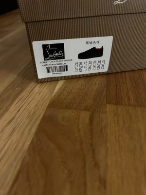 Christian Louboutin svarta sneakers - Svarta sneakers från Christian Louboutin riktigt bra för dig som vill göra din outfit fetare . Skorna är gjorda i mocka och har rund tå. Kommer med originalkartong och dustbag.priset kan diskuteras 