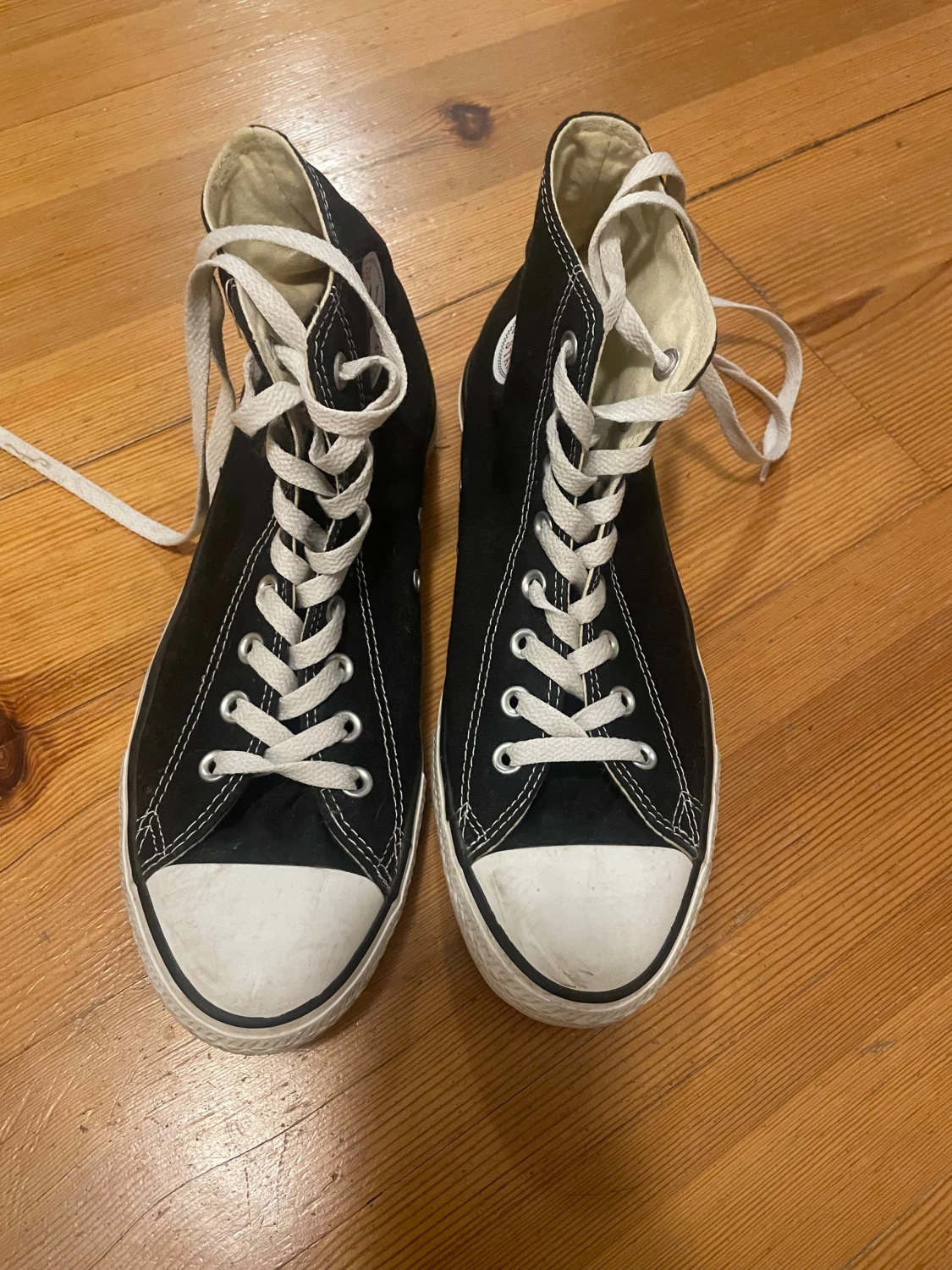 Svarta Converse Chuck Taylor high tops