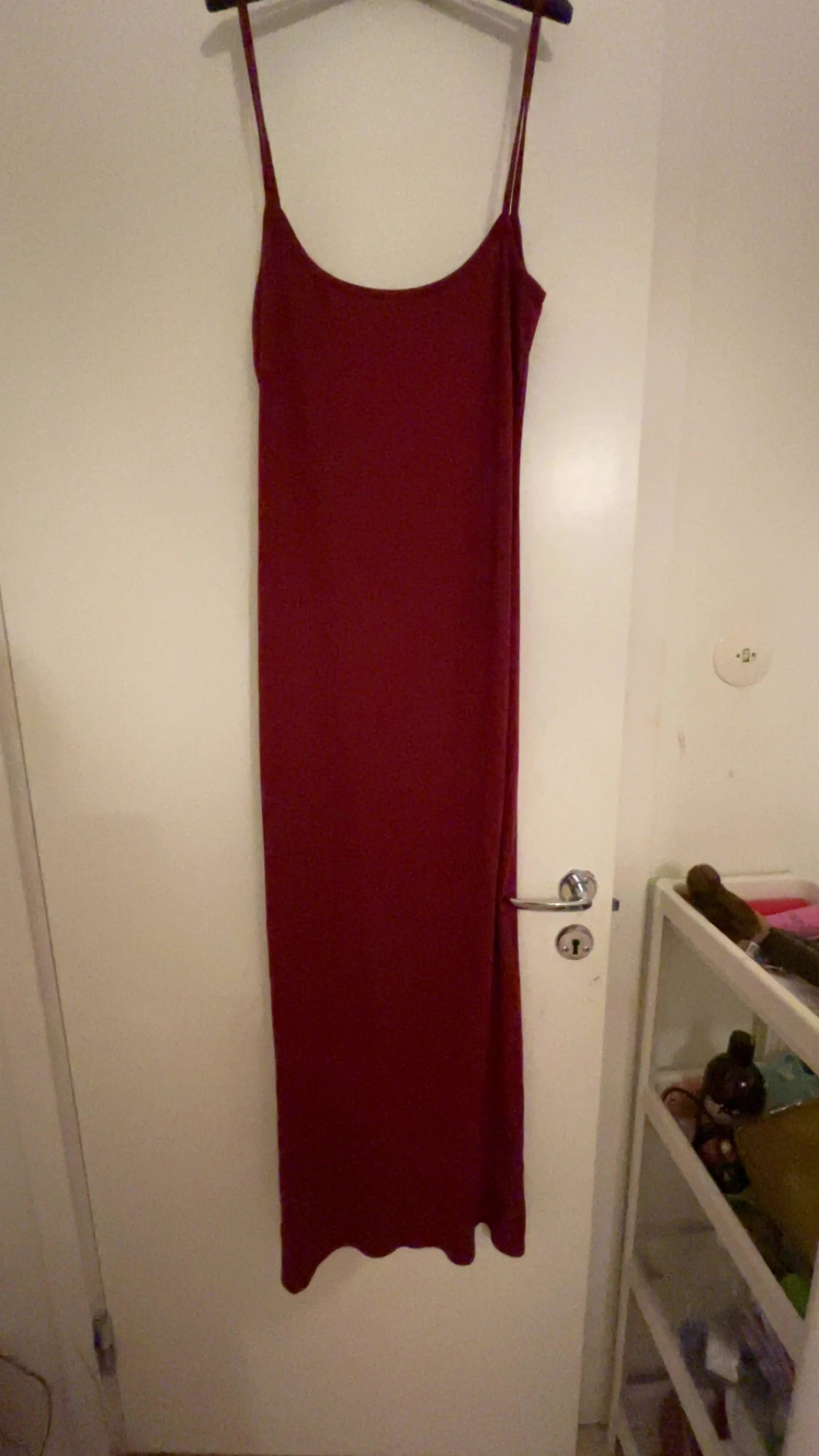 Vinröd långklänning med smala axelband