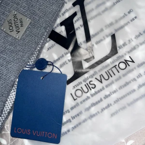 Grå rutig mössa  - Grå rutig mössa pris kan diskuteras vid rätt pris 💫