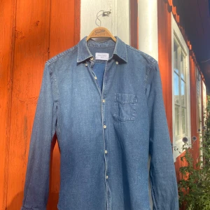 Our legacy skjorta  - En väldig snygg our legacy denim skjorta i mycket bra skick. Blekt vilket gör att de tidigare mönstret i stort sett har försvunnit (se bild 4), vilket ger skjortan ett unikt utseende. Storlek 50 (L). Inga defekter! 