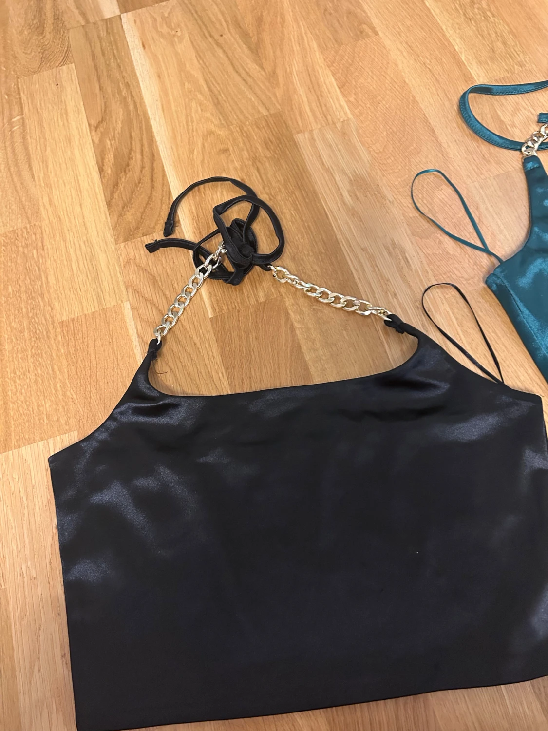 Satinlinne med guldkedjor - 1