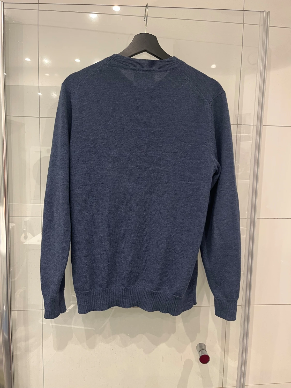 Mörkblå stickad tröja med rund hals - 1