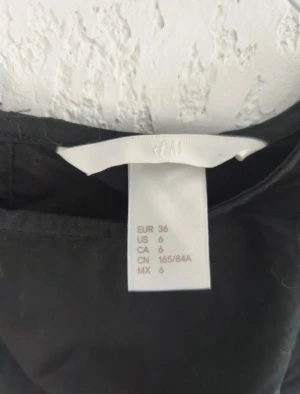 Svart korsett topp  - Snygg korset topp från H&M i storlek S/M men passar båda då den är lite tajtare i modellen ☺️