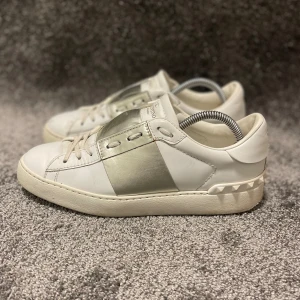 Valentino Skor - ‼️VI TAR EJ BYTEN‼️Valentino Skor | Skick: 9/10 | Storlek 38 sitter större 38,5 - 39 | Fraktar inom 24H efter köp på köparens bekostnad 📦💨 | Hör av dig vid minsta fråga eller fundering 💭