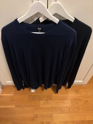 Två stycken Uniqlo tröjor i 100% ull - Två schyssta tröjor från Uniqlo i storlek L men dom båda sitter mer som M! Båda är tillverkade i 100% ull. Pris är förstås förhandlingsbart
