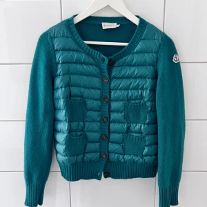 Moncler cardigan / jacka  - Superfin grön ÄKTA monclerjacka som inte säljs längre, jag använt den fåtal gånger, men den är tyvärr inte kommer till användning.  Storlek M men passar XS/S  QR kod finns också (se bild) Har även den här ute på vinted så det är först till kvarn  Skriv för frågor