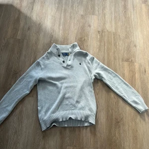 Ralph Lauren stickad - Säljer denna schyssta stickade tröja från Ralph Lauren. Inga hål eller defekter! Storleken är M. Skriv vid frågor🤗. Bvsa🙌